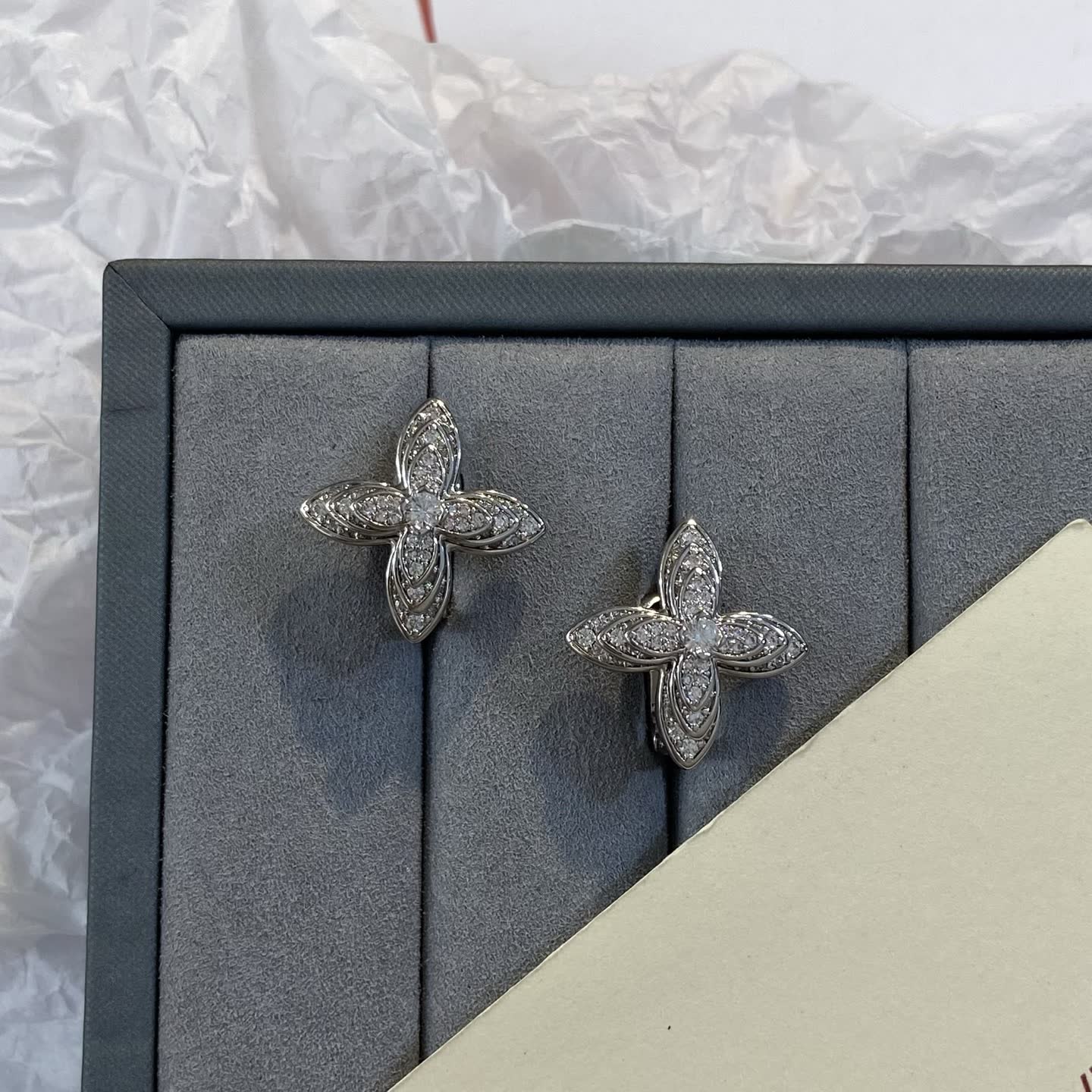 Louis Vuitton Silver Flower Stud Earrings-LE0813